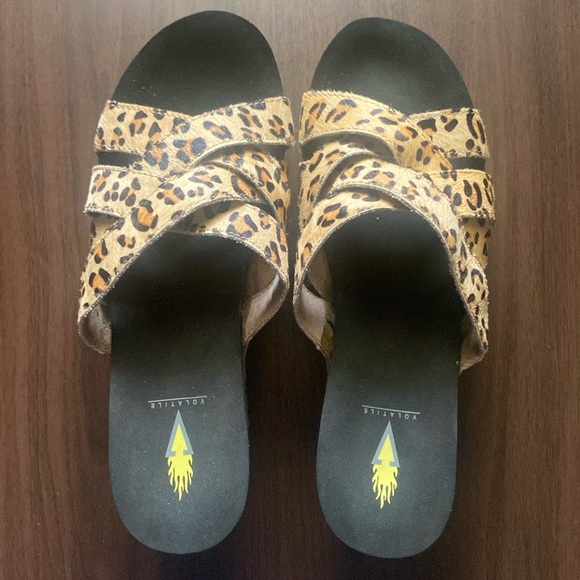 VOLATILE Shoes Women’s Size 9 Volatile Mayfield Leopard Print Calf Hair Wedge - Picture 3 of 9